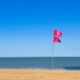 Bandeira dupla vermelha na Praia de Itaparica, em Vila Velha