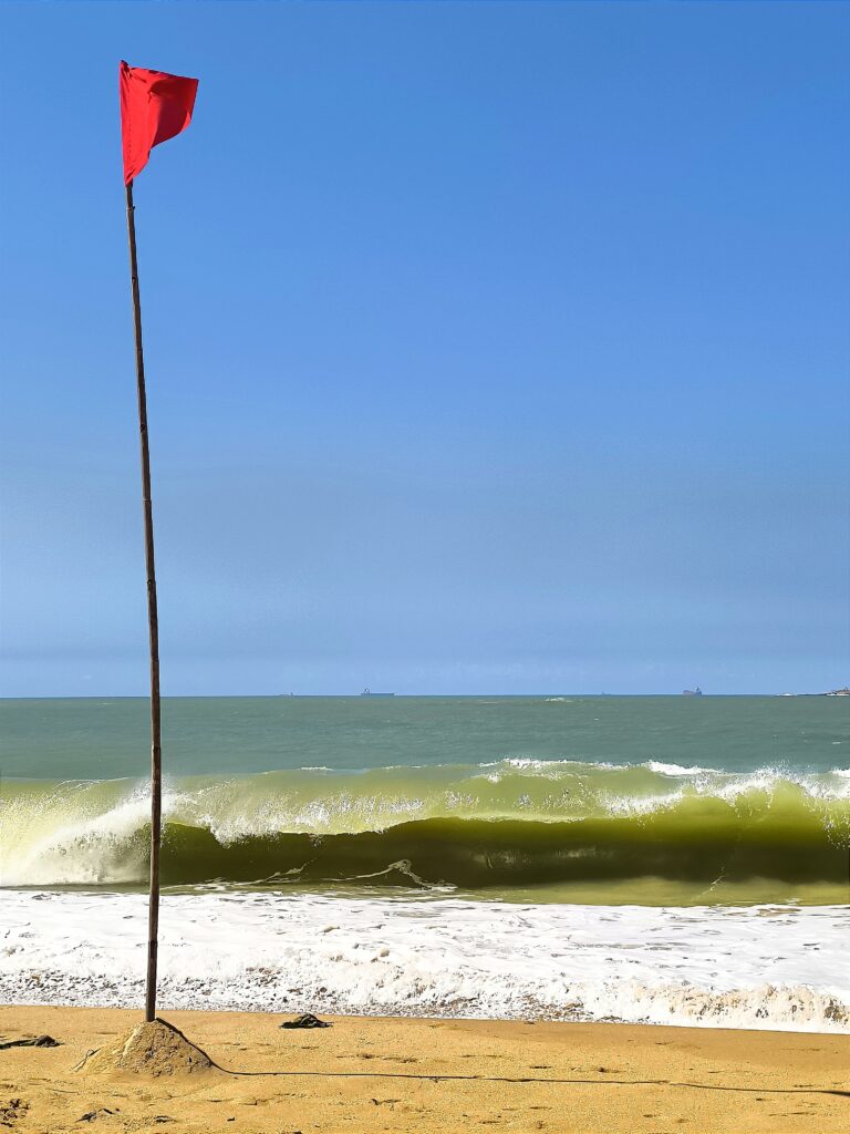 Bandeira vermelha alerta para risco de afogamento na Praia da Costa, em Vila Velha