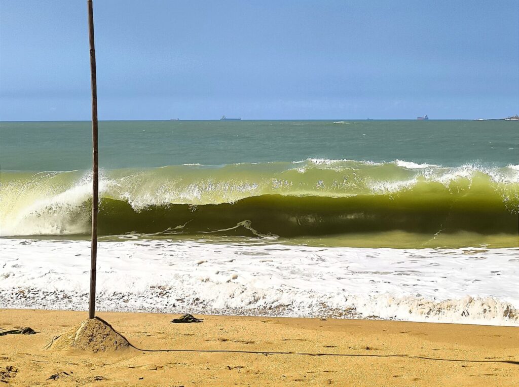 Bandeira vermelha alerta para risco de afogamento na Praia da Costa, em Vila Velha