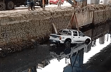 Carro caiu no valão da Praia da Costa. Foto: Reprodução