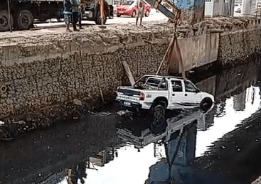 Carro caiu no valão da Praia da Costa. Foto: Reprodução