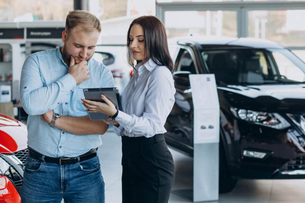 Comprar um carro envolve analisar diversos fatores para garantir uma boa escolha. Foto: Freepik