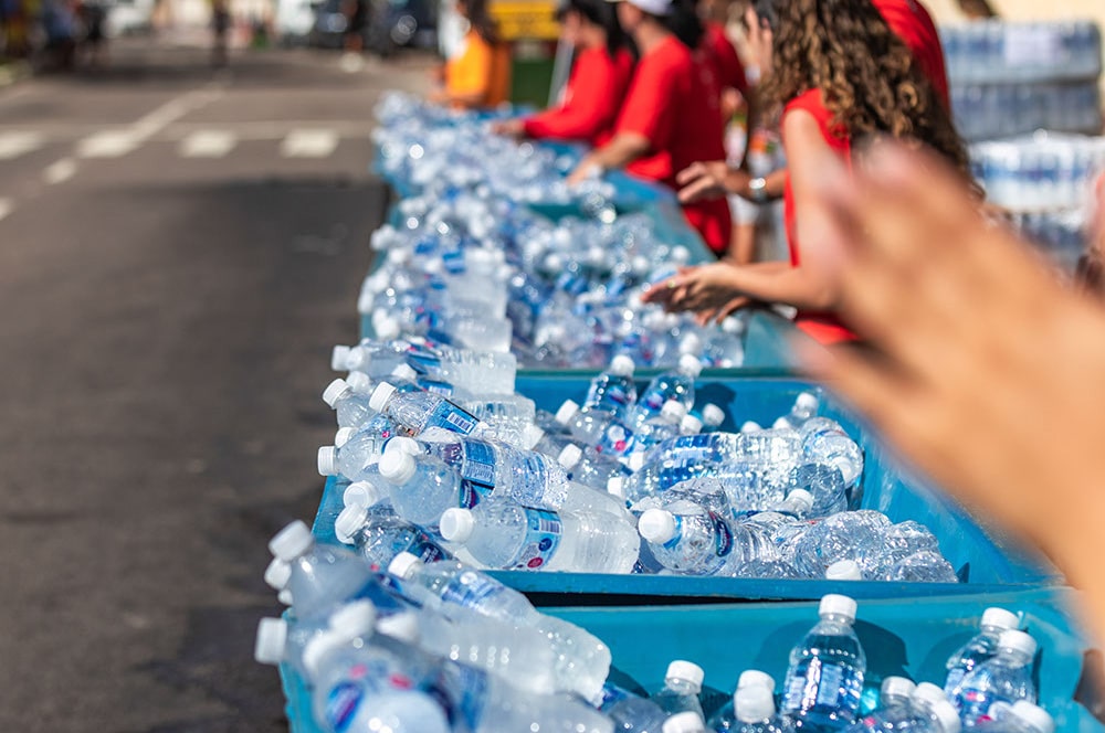 Distribuição de agua na Dez milhas Garoto.