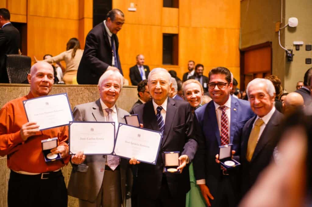 José Carlos Gratz e Jose Ignácio Ferreira (segundo e terceiro da esquerda para a direita) foram homenageados pela Ales