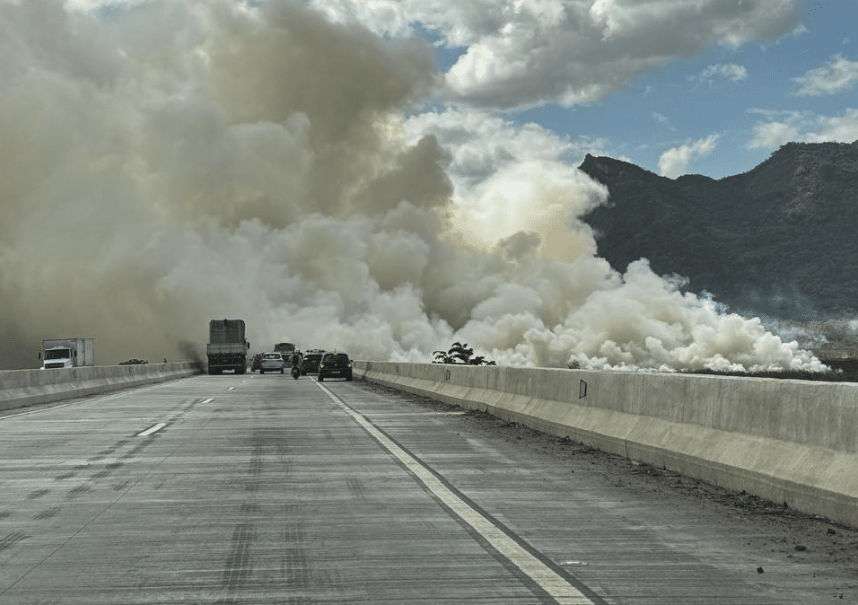 Incêndio às margens da Rodovia do Contorno