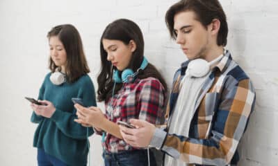 Uso prolongado de celular pode causar síndrome miofascial em jovens. Foto: Freepik