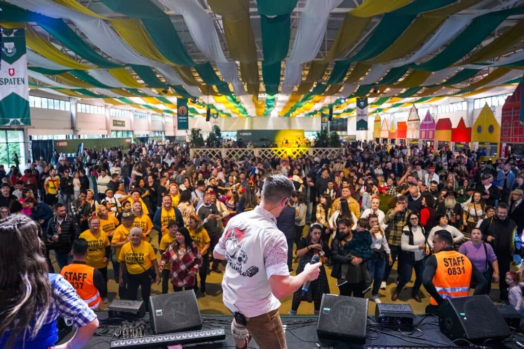 Multidão vibra ao som dos shows animados durante a Oktoberfest. Foto: Divulgação