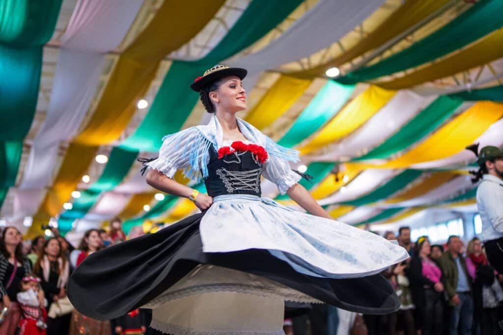 Dançarina em trajes típicos dança na Oktoberfest com performances tradicionais. Foto: Divulgação