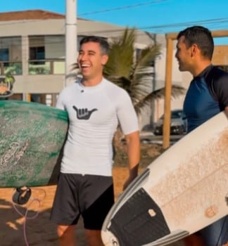 Weverson Meireles surfando em Jacaraípe com Serginho Vidigal. Reprodução Instagram