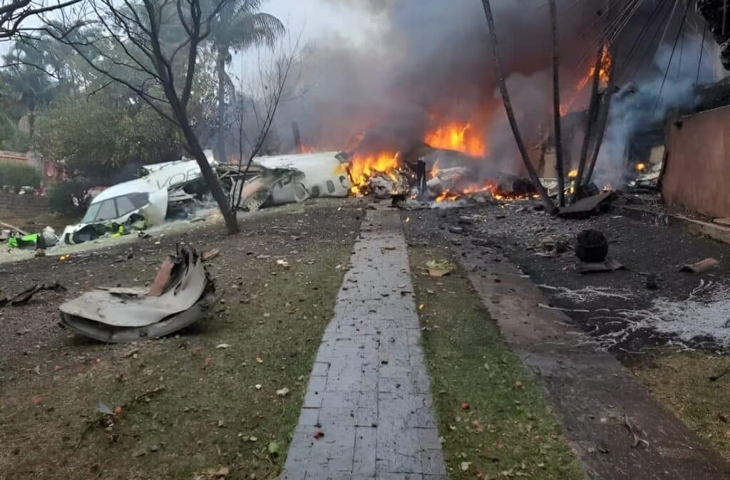 Avião caiu numa área residencial de Capela, em Vinhedo. Foto: RS via Fotos Públicas