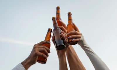 Jovens da Geração Z estão repensando seus hábitos de consumo de álcool. Foto: Freepik