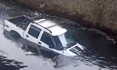 Carro cai em valão na Praia da Costa