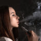 Jovem mulher utiliza cigarro eletrônico, um hábito que preocupa especialistas. Foto: Freepik