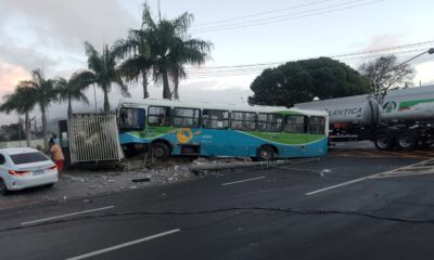 VÍDEO | Ônibus perde controle e derruba poste na Serra