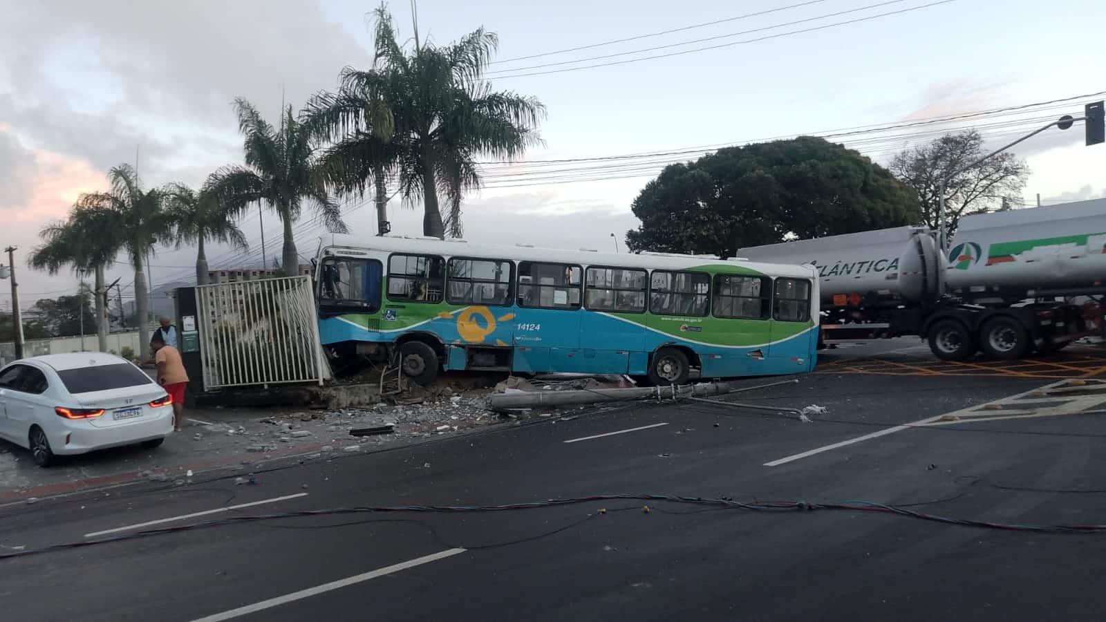 VÍDEO | Ônibus perde controle e derruba poste na Serra