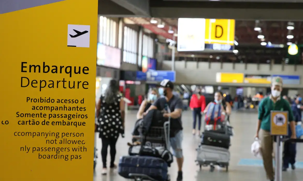 Uma falha nos sistemas de navegação do Aeroporto de Guarulhos provocou atrasos e remanejamentos de passageiros para outros voos. Foto: Agência Brasil