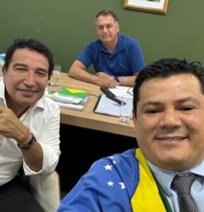 Magno Malta e Gilvan da Federal, com Jair Bolsonaro (ao fundo)