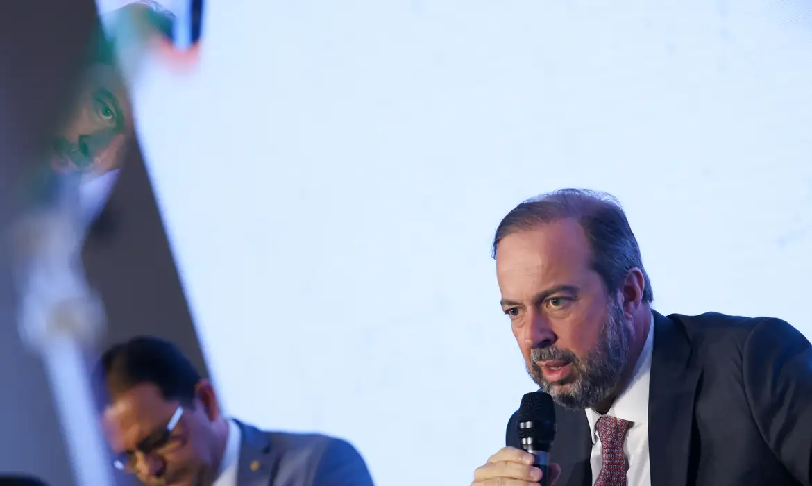 Alexandre Silveira garante segurança energética para 2024 e discute medidas para reduzir o impacto das tarifas ao consumidor. Foto: Agência Brasil