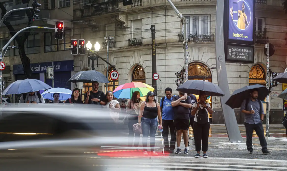 O Sul enfrentará chuvas intensas nos próximos dias, com deslocamento para São Paulo e Centro-Oeste, enquanto o miolo central do país permanece seco e quente. Foto: Agência Brasil