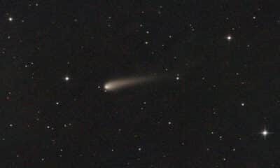 Detalhe de um cometa com uma cauda atravessando um céu estrelado