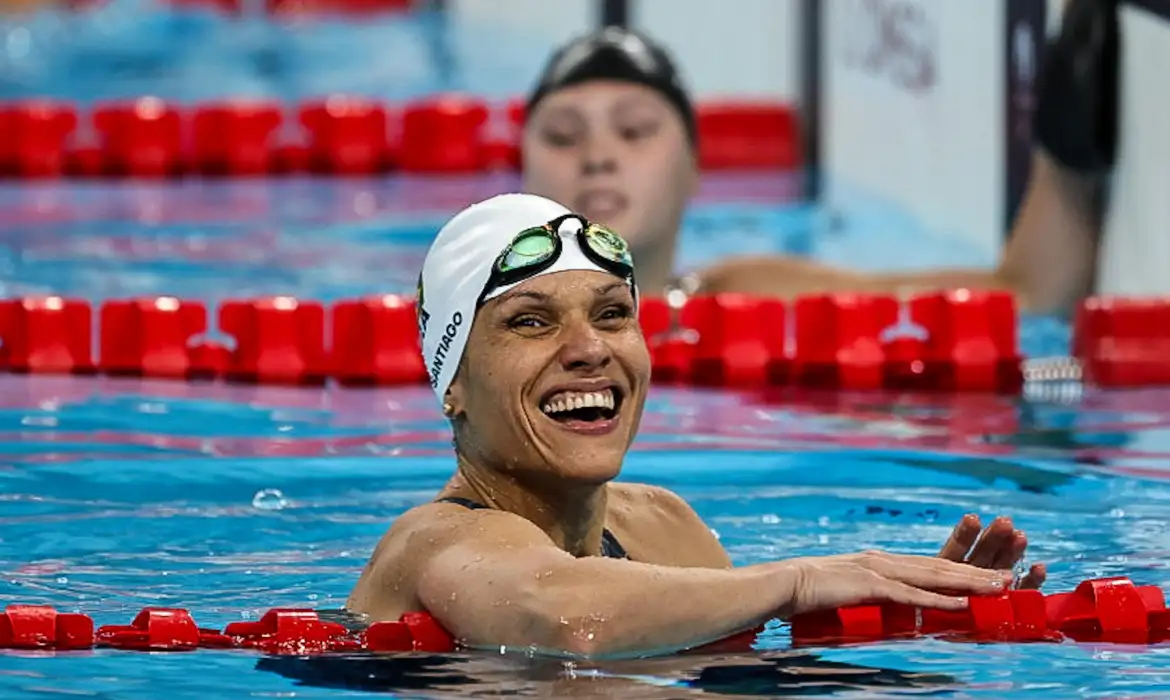 Carol Santiago celebra mais um ouro em Paris, se tornando a atleta brasileira com mais medalhas douradas em Paralimpíadas. Foto: Agência Brasil