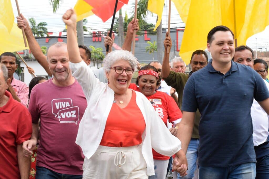 Célia Tavares entre Helder Salomão e seu candidato a vice-prefeito, Hudson Vassoler