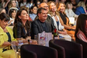 Debora veronez e Patrick Ribeiro em seu lounge assistindo a palestra