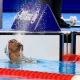 Gabriel Araújo celebra sua terceira medalha de ouro nos Jogos Paralímpicos de Paris. Foto: Agência Brasil