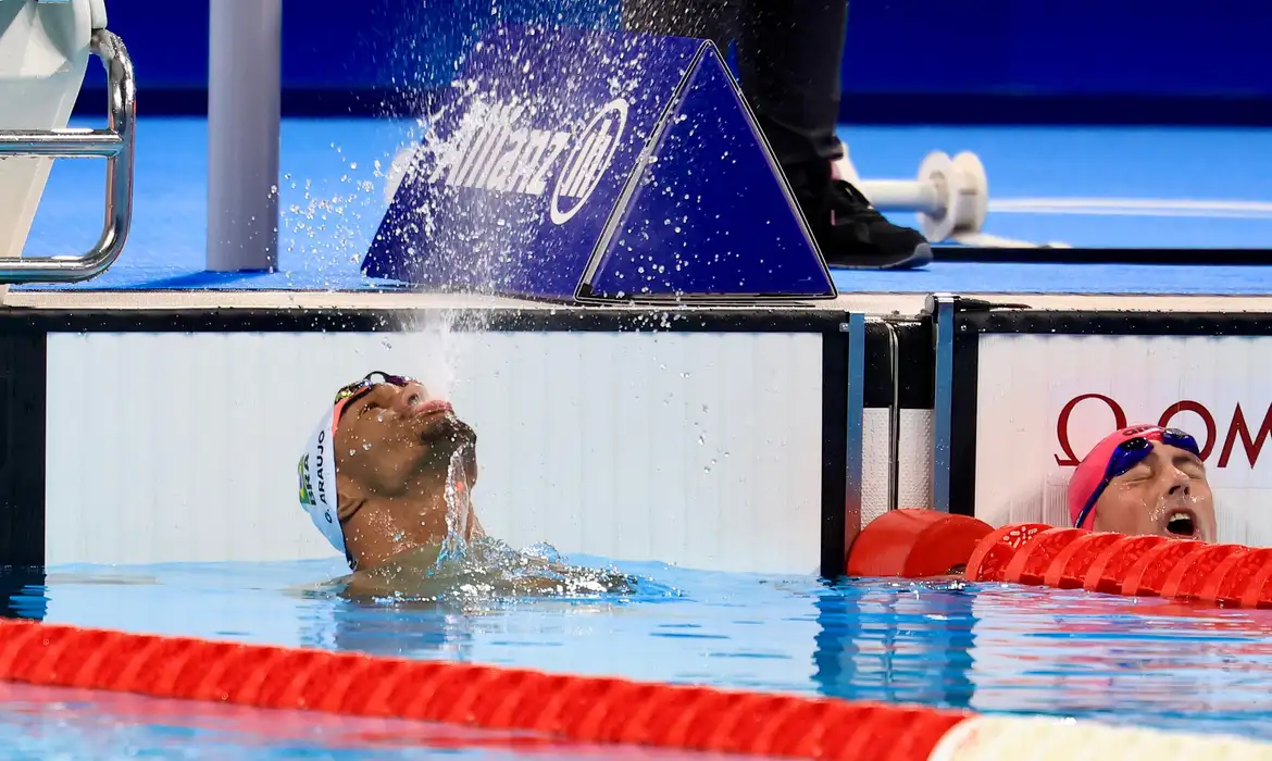 Gabriel Araújo celebra sua terceira medalha de ouro nos Jogos Paralímpicos de Paris. Foto: Agência Brasil