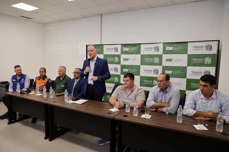 Multa para quem lavar calçada: o que muda com estado de alerta.