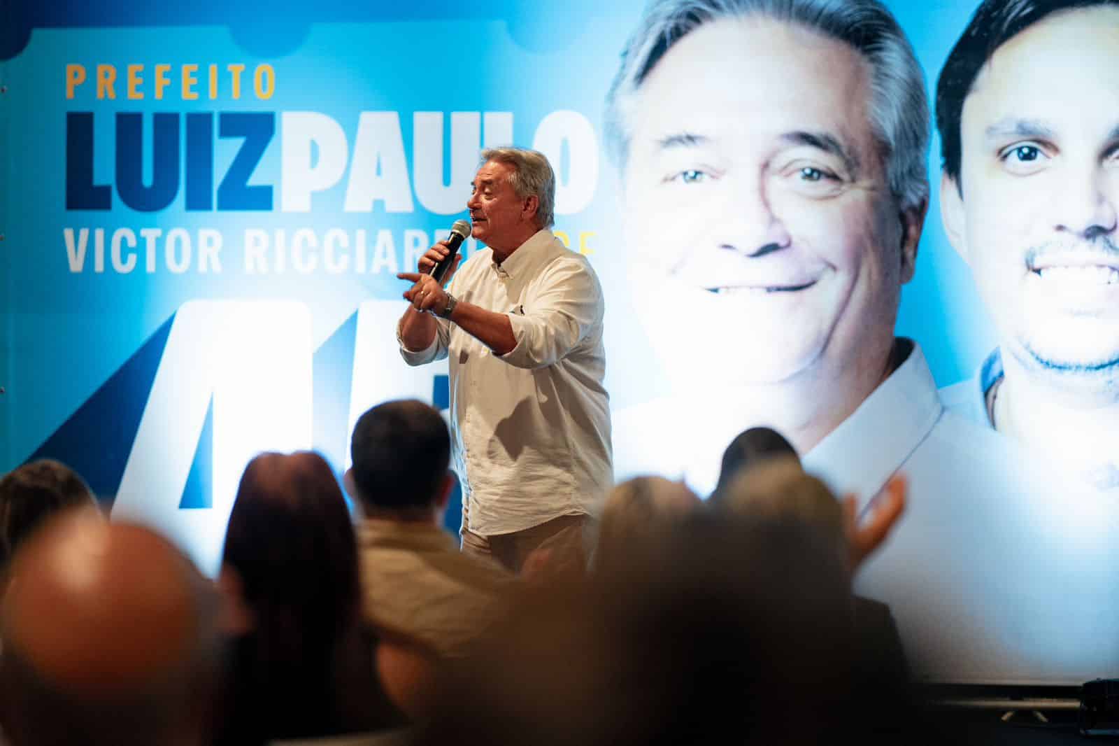 Luiz Paulo discursa em ato de campanha