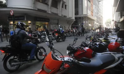 Com 53,8% dos motociclistas sem CNH, o Brasil enfrenta um desafio de segurança no trânsito. A conscientização e o acesso à habilitação são fundamentais. Foto: Agência Brasil