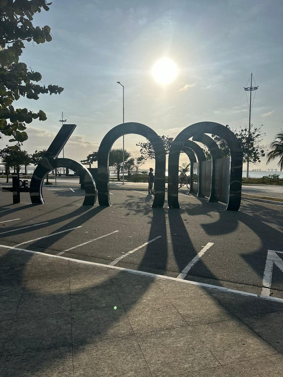 A intervenção urbana na Orla de Camburi é um convite à reflexão. Foto: Governo do ES