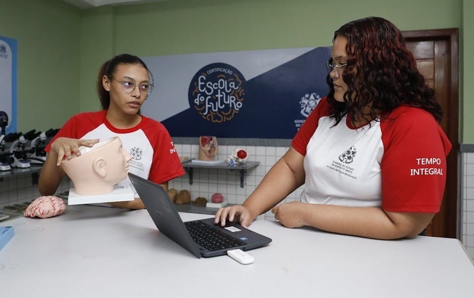 O Espírito Santo avança na inovação educacional! Em 2025, 35 novas escolas serão certificadas pelo Programa Escola do Futuro, conectando estudantes à cultura digital. Foto: Governo do Estado do Espírito Santo