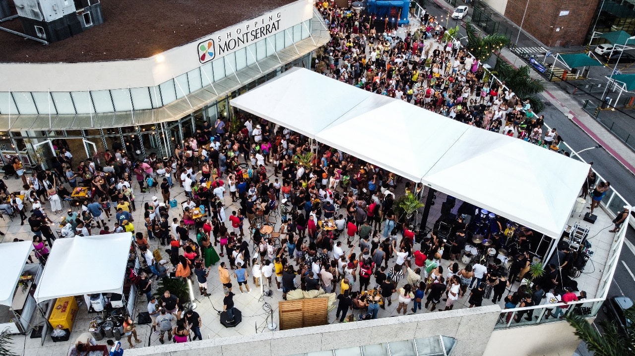 O público se reúne na varanda do Shopping Montserrat para uma tarde de samba e alegria, curtindo as apresentações ao vivo na edição especial do Samba na Varanda. Foto: Divulgação