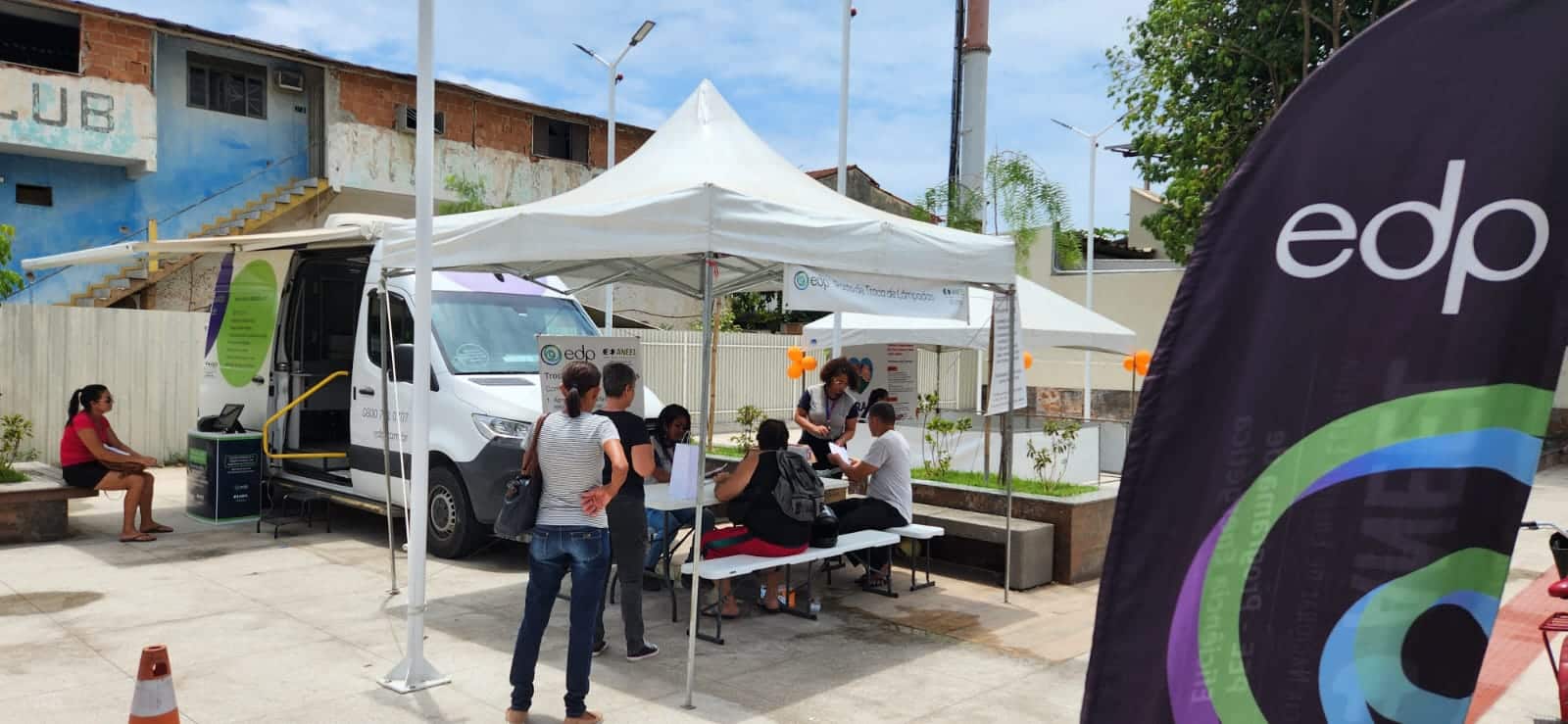 Clientes da EDP podem trocar lâmpadas e se cadastrar na Tarifa Social, garantindo economia na conta de luz. Foto: Divulgação