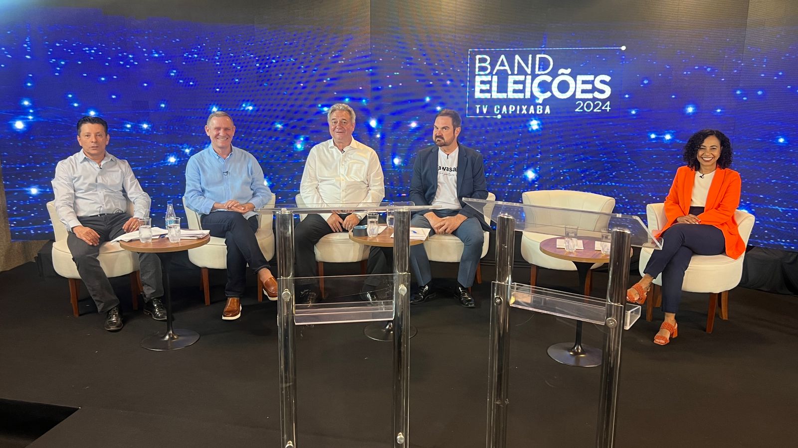 Candidatos posicionados no debate da Rede Capixaba. 