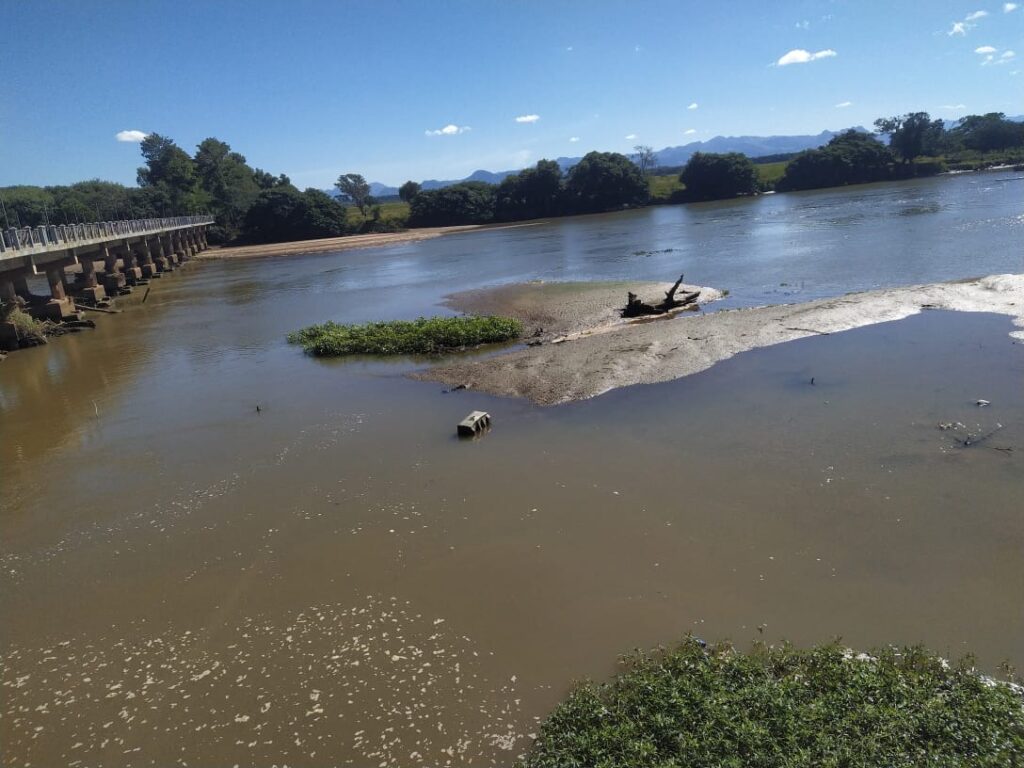 Rio Itapemirim com bancos de areia devido às secas