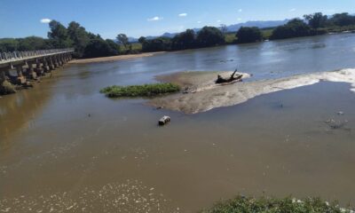 Rio Itapemirim com bancos de areia devido às secas