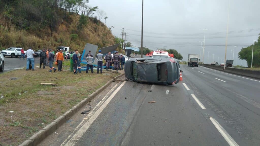 2 pessoas morrem após carro bater em ponto de ônibus