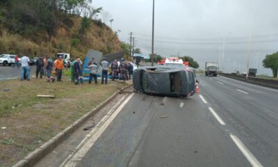 2 pessoas morrem após carro bater em ponto de ônibus