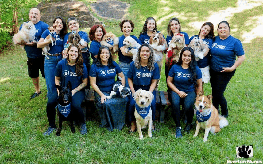 A cãoterapia leva amor e leveza para crianças internadas, trazendo sorrisos em cada visita. Foto: Reprodução/ Instagram: @doutoresdepatas2016