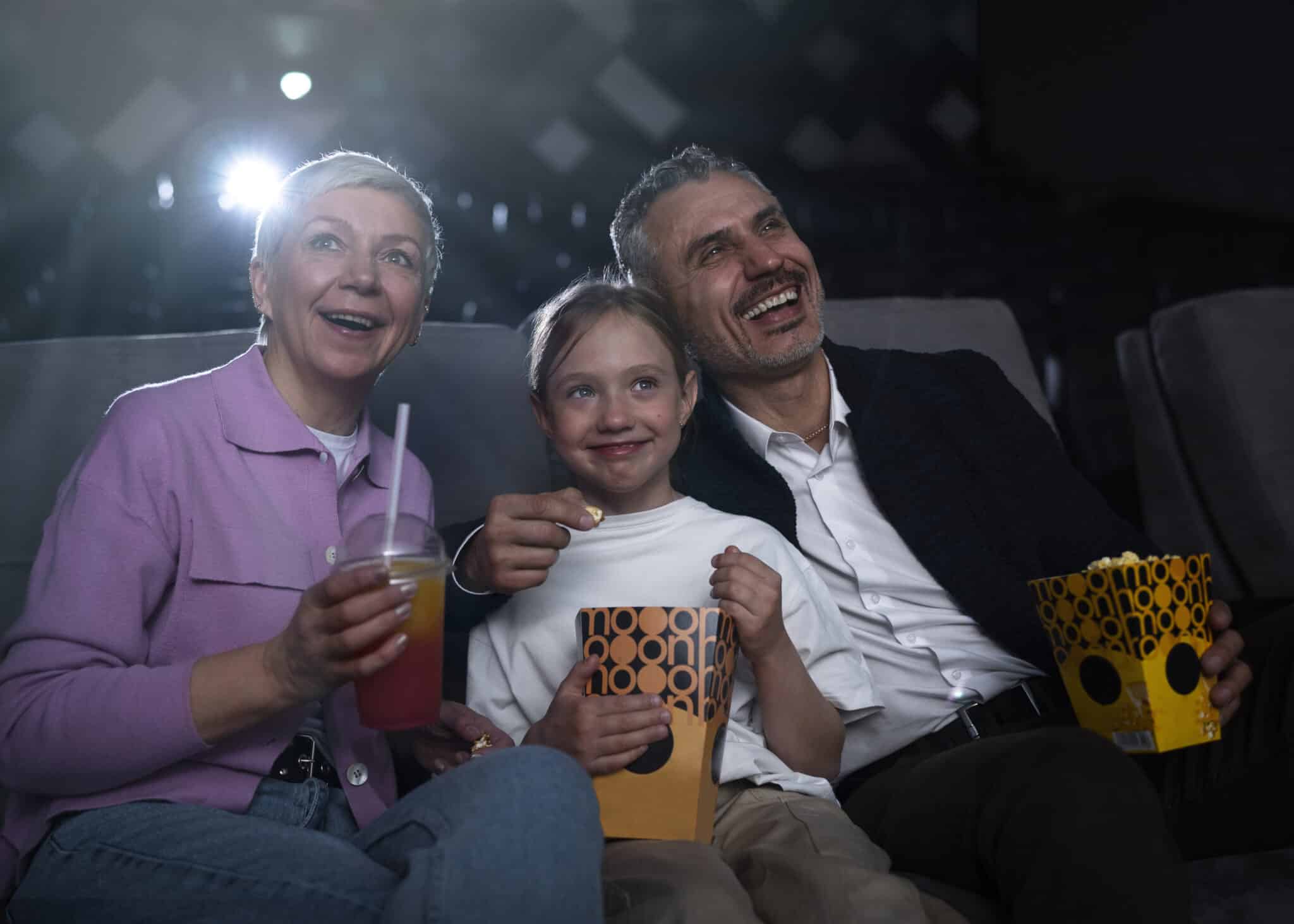 Aumente a diversão com a Semana do Cinema! De 12 a 18 de setembro, todos os ingressos custam apenas R$ 12. Confira a programação e aproveite os lançamentos nas telonas. Foto: Freepik