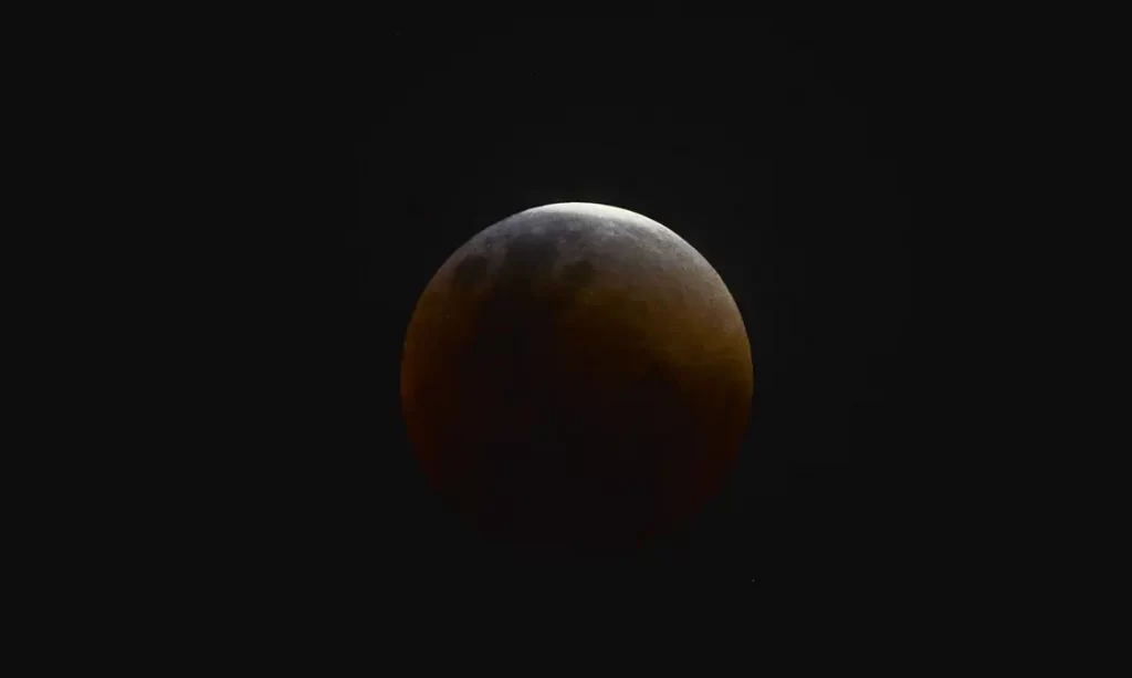 lua encoberta por penumbra durante um eclipse lunar