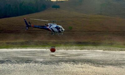 O helicóptero em ação no combate aos incêndios florestais no Espírito Santo, transportando água e auxiliando as equipes em solo. Foto: Reprodução/ Instagram: @notaer.es