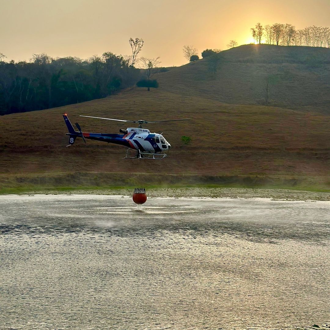 O helicóptero em ação no combate aos incêndios florestais no Espírito Santo, transportando água e auxiliando as equipes em solo. Foto: Reprodução/ Instagram: @notaer.es