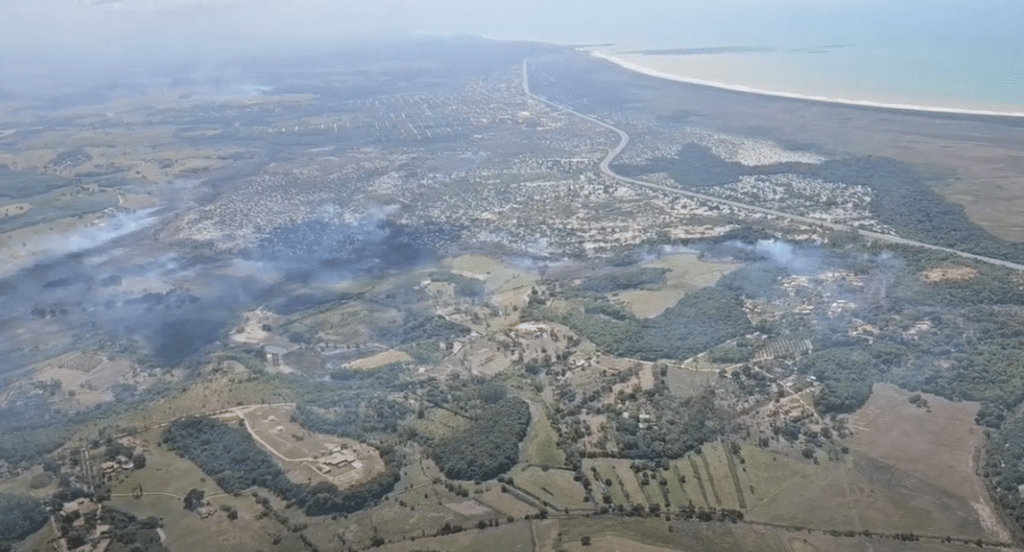 Casagrande sobrevoa área atingida por incêndio em Guarapari.