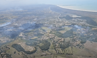 Casagrande sobrevoa área atingida por incêndio em Guarapari.