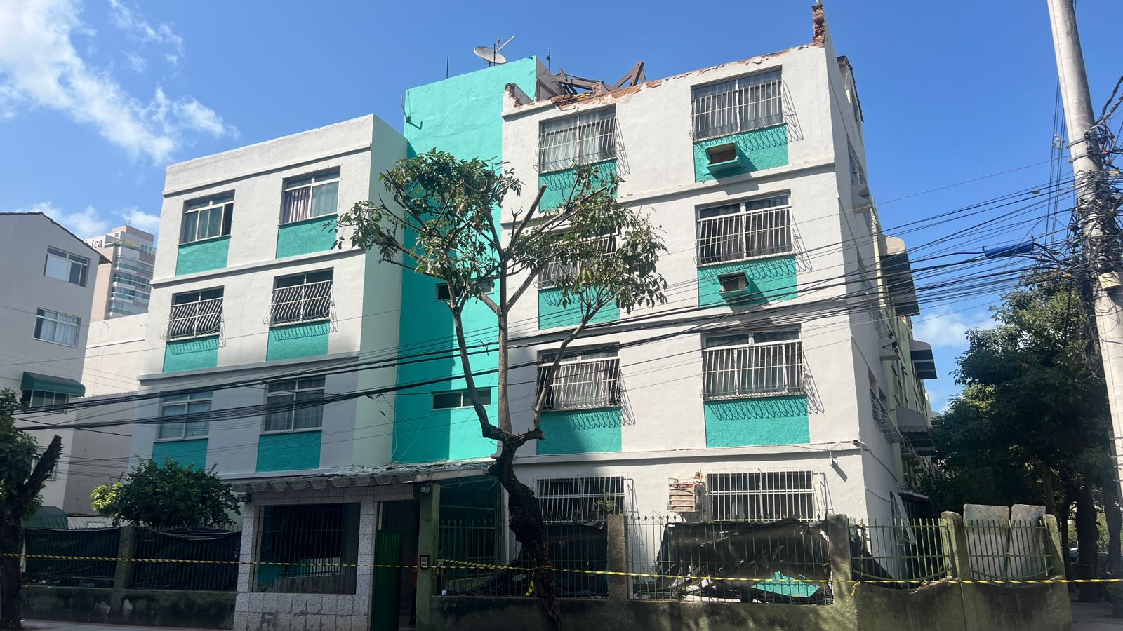 Telhado caiu: calçada de prédio em VV continua interditada