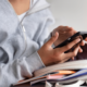 O MEC prepara um projeto de lei para proibir o uso de celulares nas escolas do Brasil. A medida visa melhorar o foco dos alunos e a qualidade do ensino. Foto: Divulgação